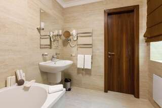 Отель Crystal Hotel Киев Номер-студио Делюкс с кроватью размера "queen-size"-10