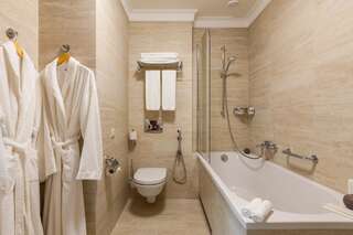 Отель Crystal Hotel Киев Номер-студио Делюкс с кроватью размера "queen-size"-11
